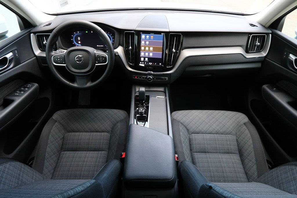 -AKCIJA- Volvo XC60 2.0 B5 AWD 4x4 Automatik Core VIRTUAL 250 KS, fotografija 5