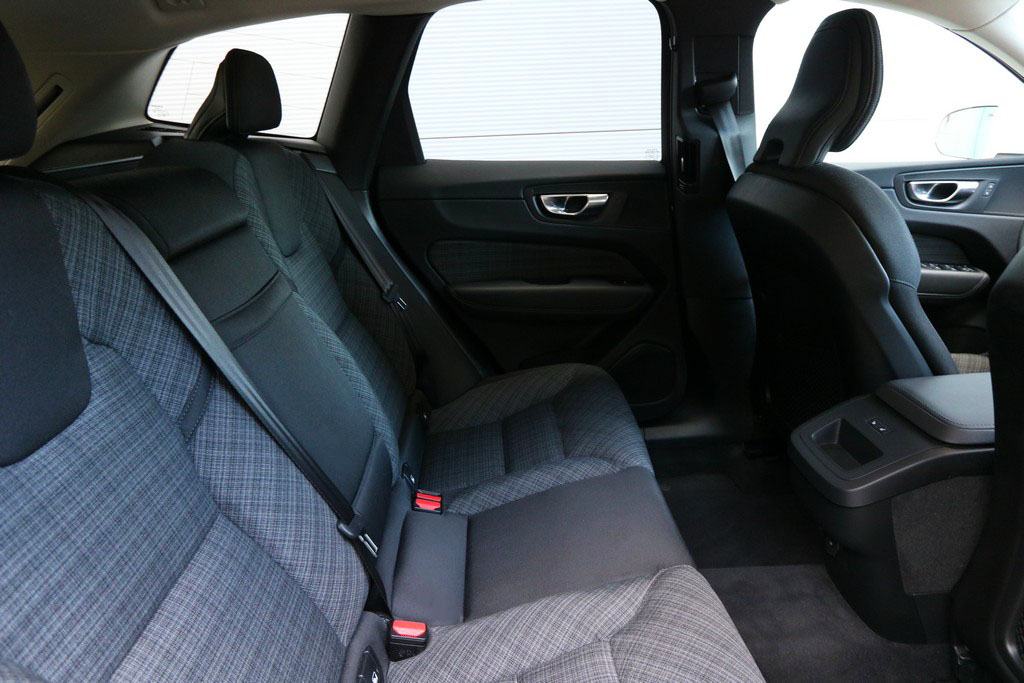 -AKCIJA- Volvo XC60 2.0 B5 AWD 4x4 Automatik Core VIRTUAL 250 KS, fotografija 8
