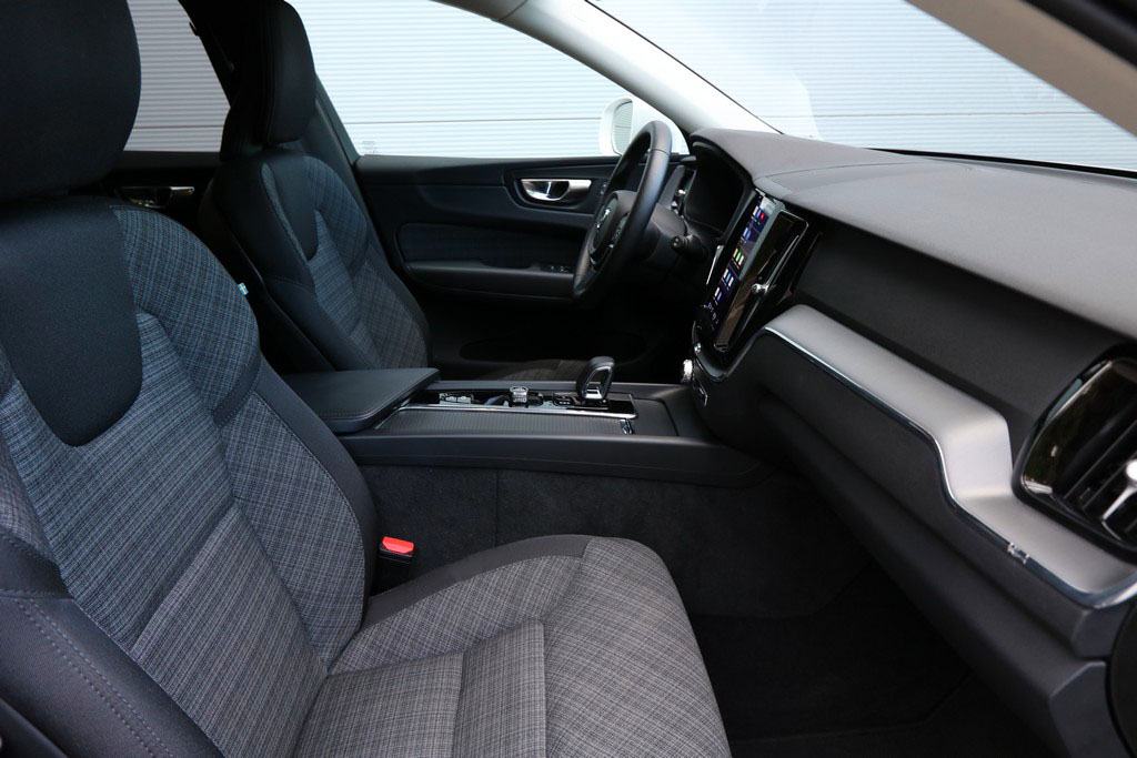 -AKCIJA- Volvo XC60 2.0 B5 AWD 4x4 Automatik Core VIRTUAL 250 KS, fotografija 7