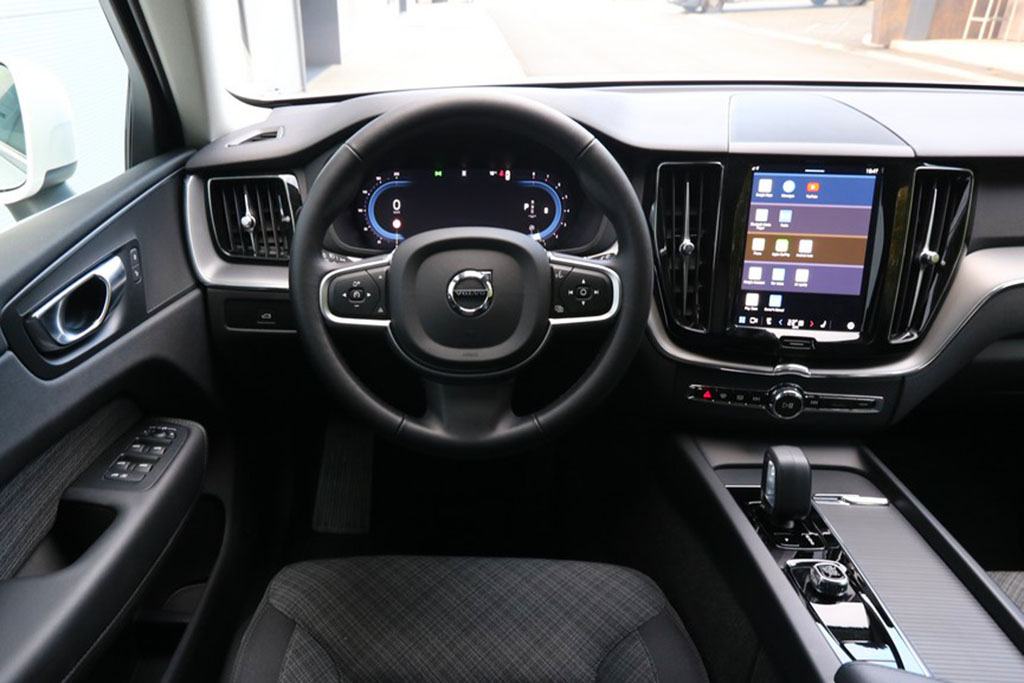 -AKCIJA- Volvo XC60 2.0 B5 AWD 4x4 Automatik Core VIRTUAL 250 KS, fotografija 11