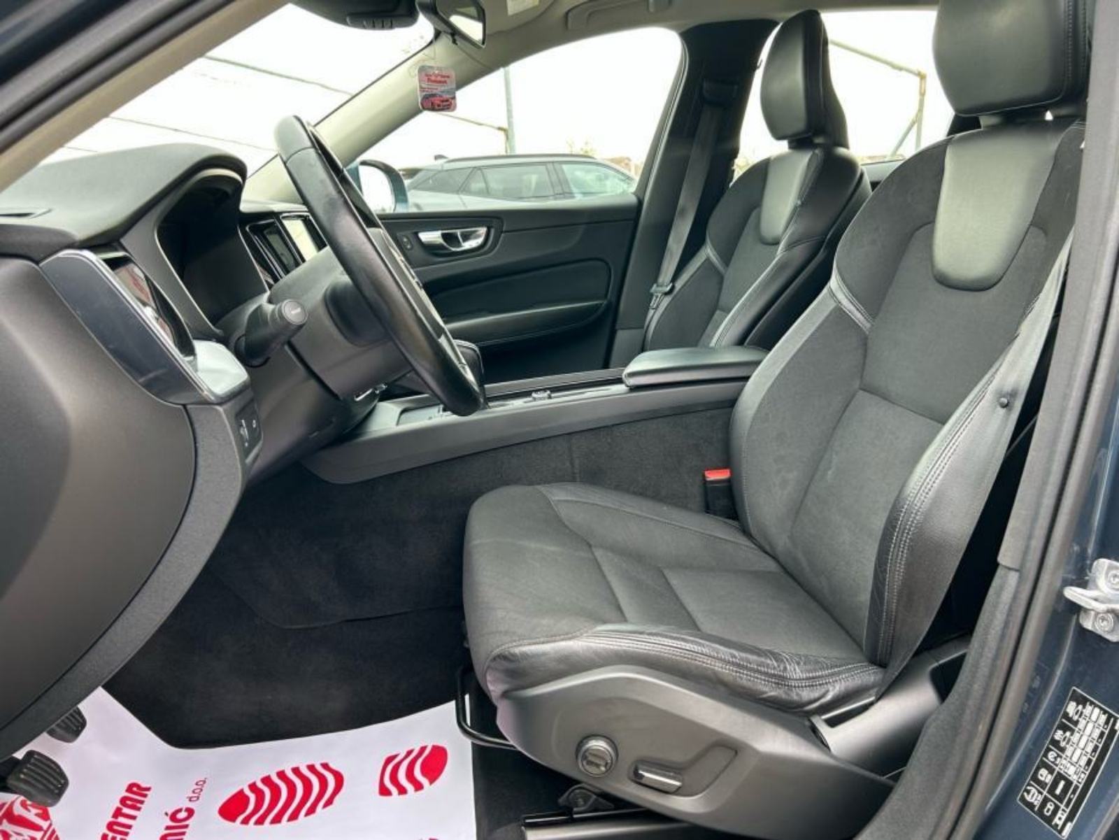 Volvo XC60 2.0 D3 2018.,KAMERA, NAVI, PARK SENZ.,SERVISNA, GARANCIJA, fotografija 12