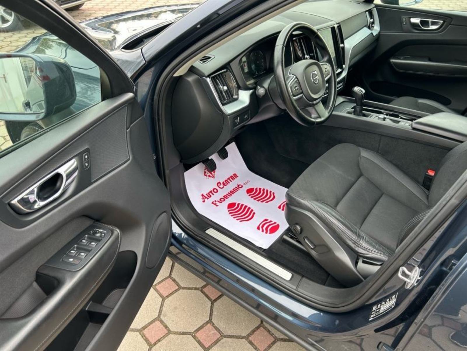 Volvo XC60 2.0 D3 2018.,KAMERA, NAVI, PARK SENZ.,SERVISNA, GARANCIJA, fotografija 11