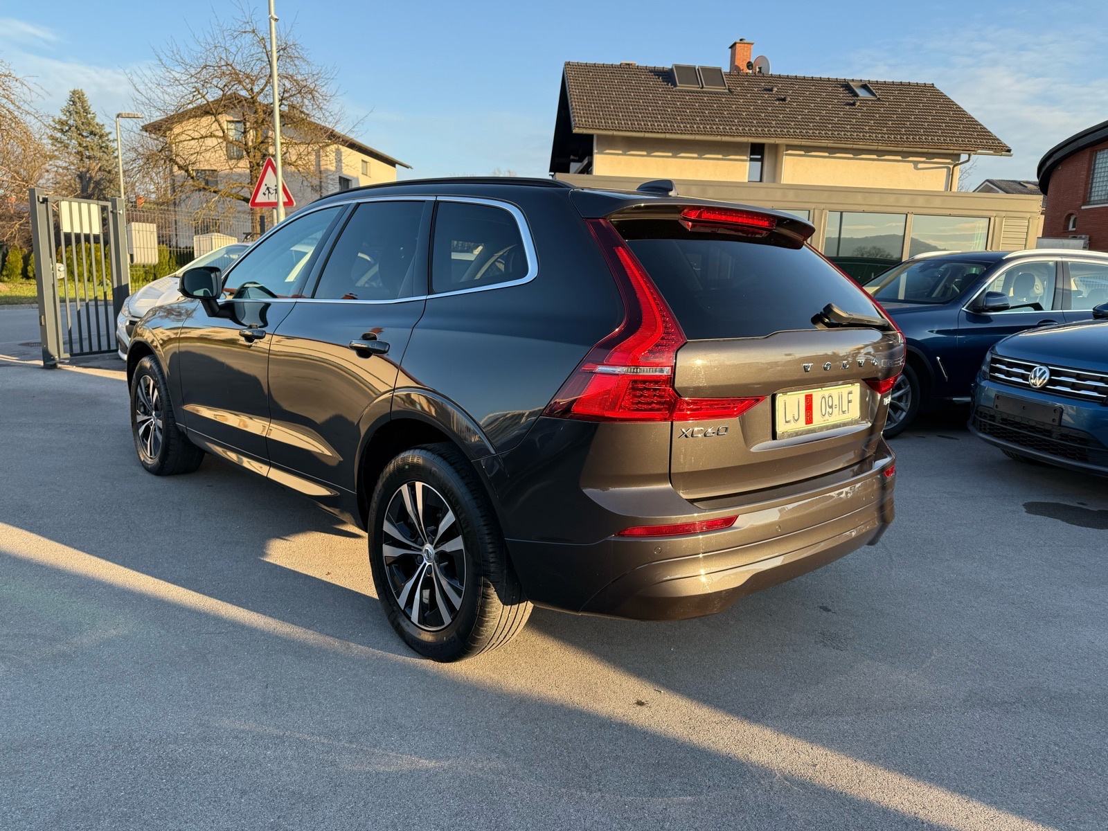 Volvo XC60 B4d AWD Aut. | Rediz. | 2022 | 197 KS | JAMSTVO | Dostava, fotografija 7