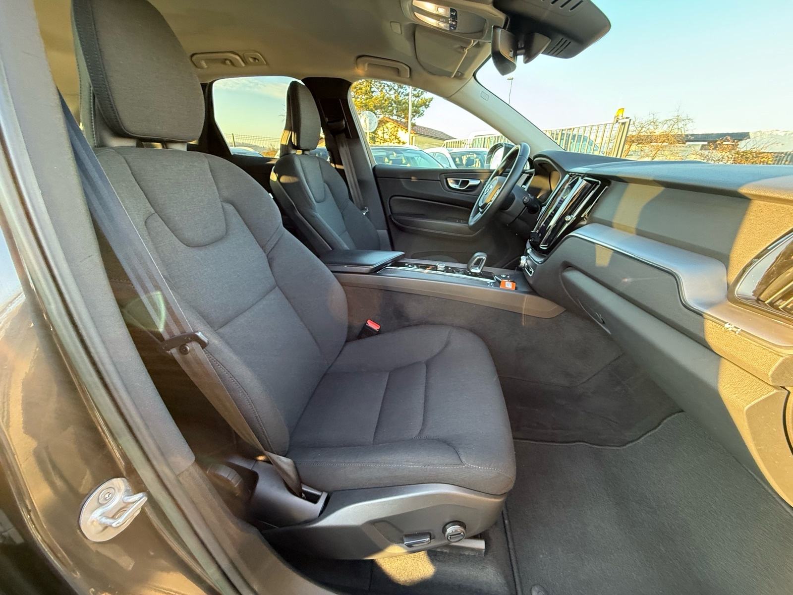 Volvo XC60 B4d AWD Aut. | Rediz. | 2022 | 197 KS | JAMSTVO | Dostava, fotografija 11