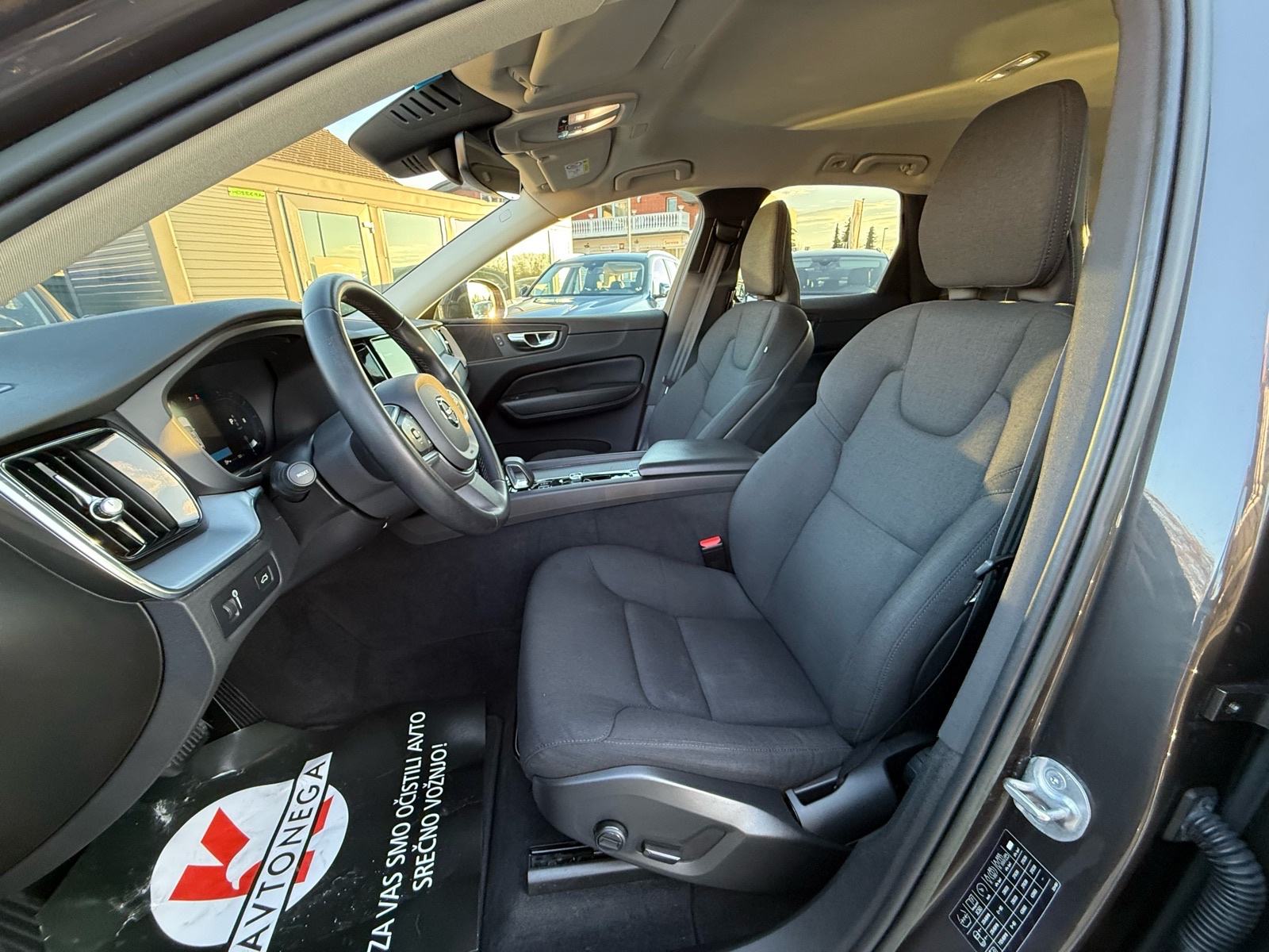 Volvo XC60 B4d AWD Aut. | Rediz. | 2022 | 197 KS | JAMSTVO | Dostava, fotografija 9
