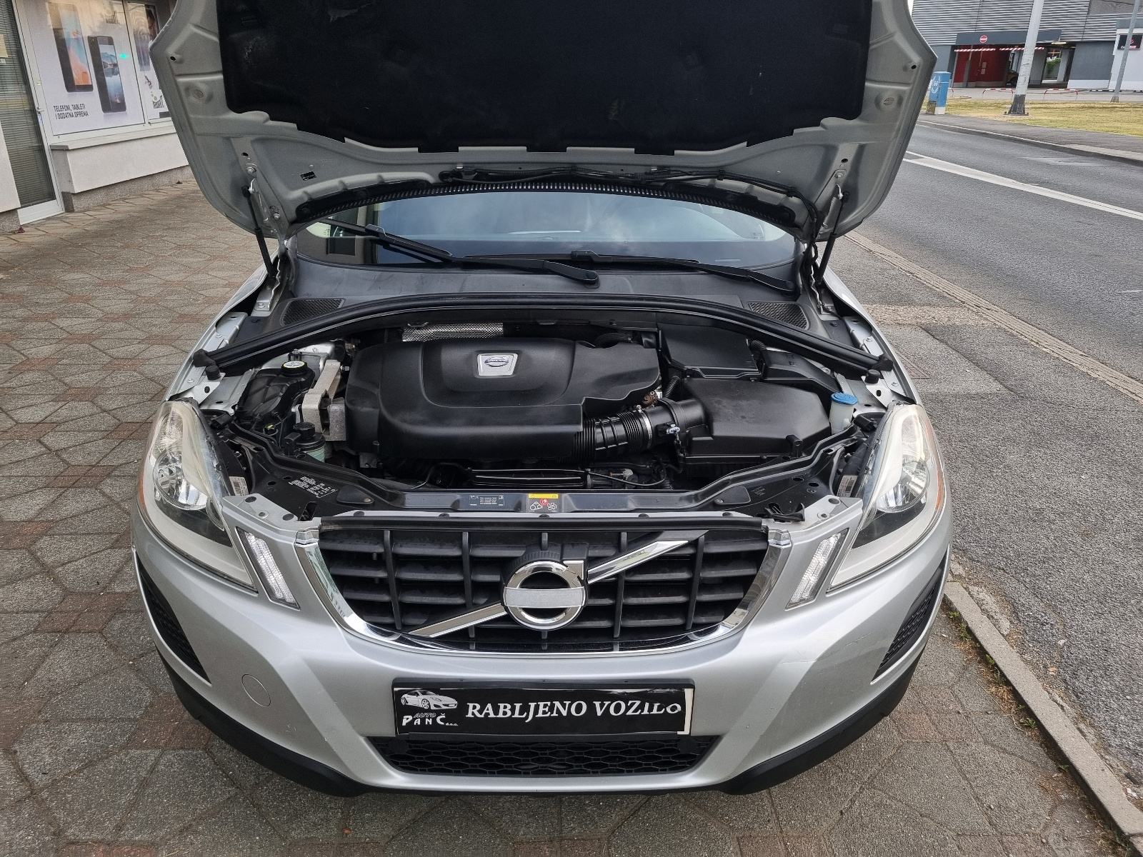 Volvo XC60 D3 -1 VL-NAVIGACIJA-PARK SENZORI-NOVE GUME-GRIJANJE SJEDALA, fotografija 10