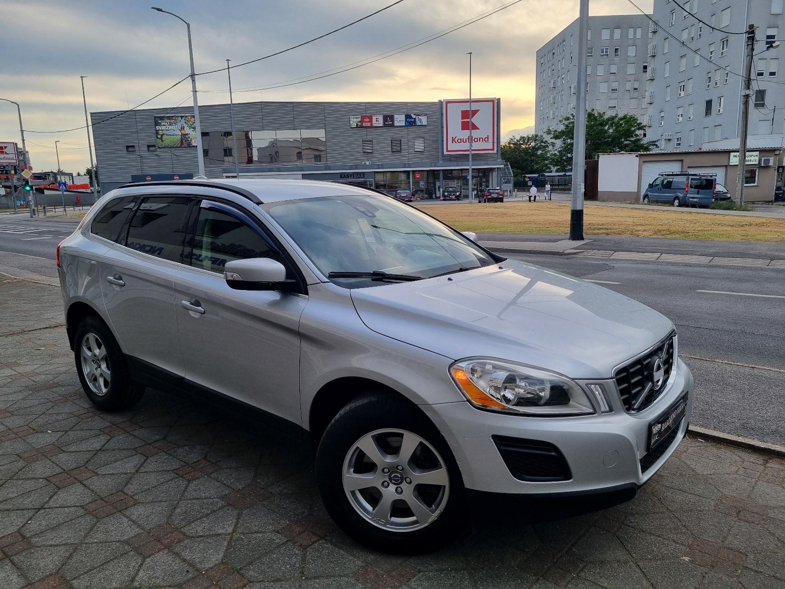 Volvo XC60 D3 -1 VL-NAVIGACIJA-PARK SENZORI-NOVE GUME-GRIJANJE SJEDALA, fotografija 4