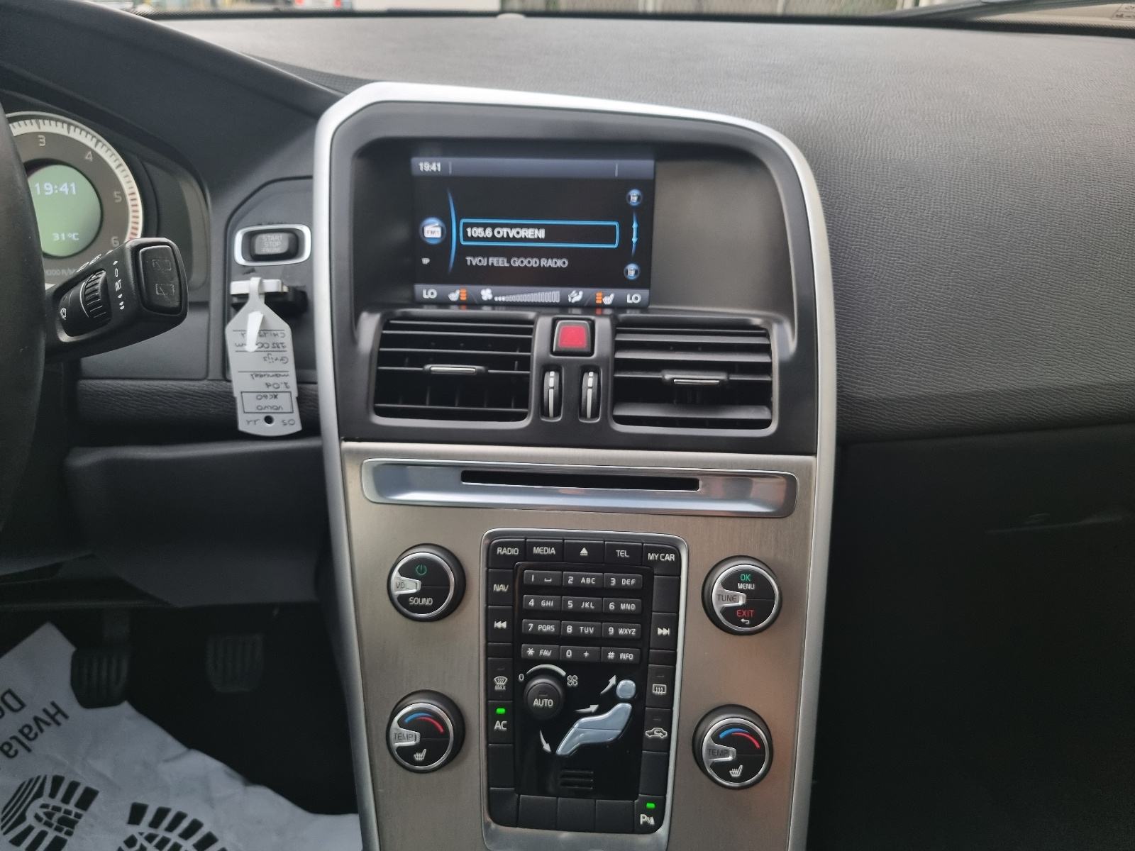 Volvo XC60 D3 -1 VL-NAVIGACIJA-PARK SENZORI-NOVE GUME-GRIJANJE SJEDALA, fotografija 16