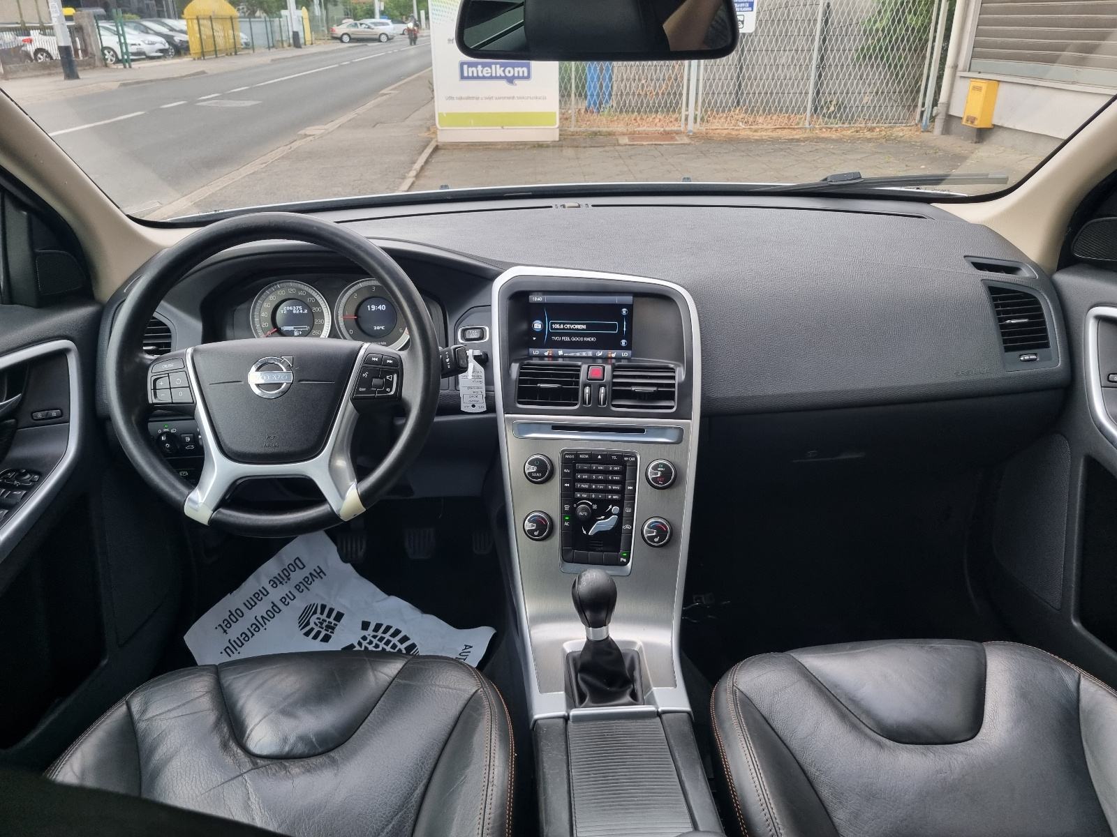 Volvo XC60 D3 -1 VL-NAVIGACIJA-PARK SENZORI-NOVE GUME-GRIJANJE SJEDALA, fotografija 14