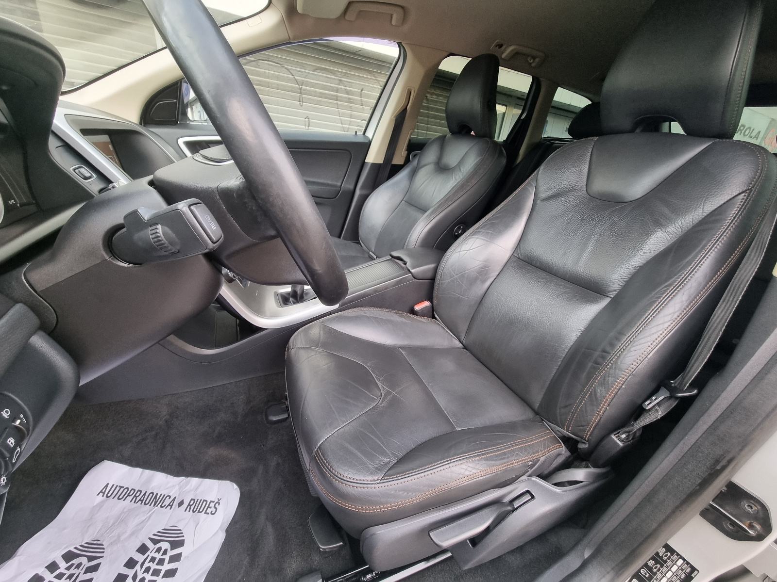 Volvo XC60 D3 -1 VL-NAVIGACIJA-PARK SENZORI-NOVE GUME-GRIJANJE SJEDALA, fotografija 13