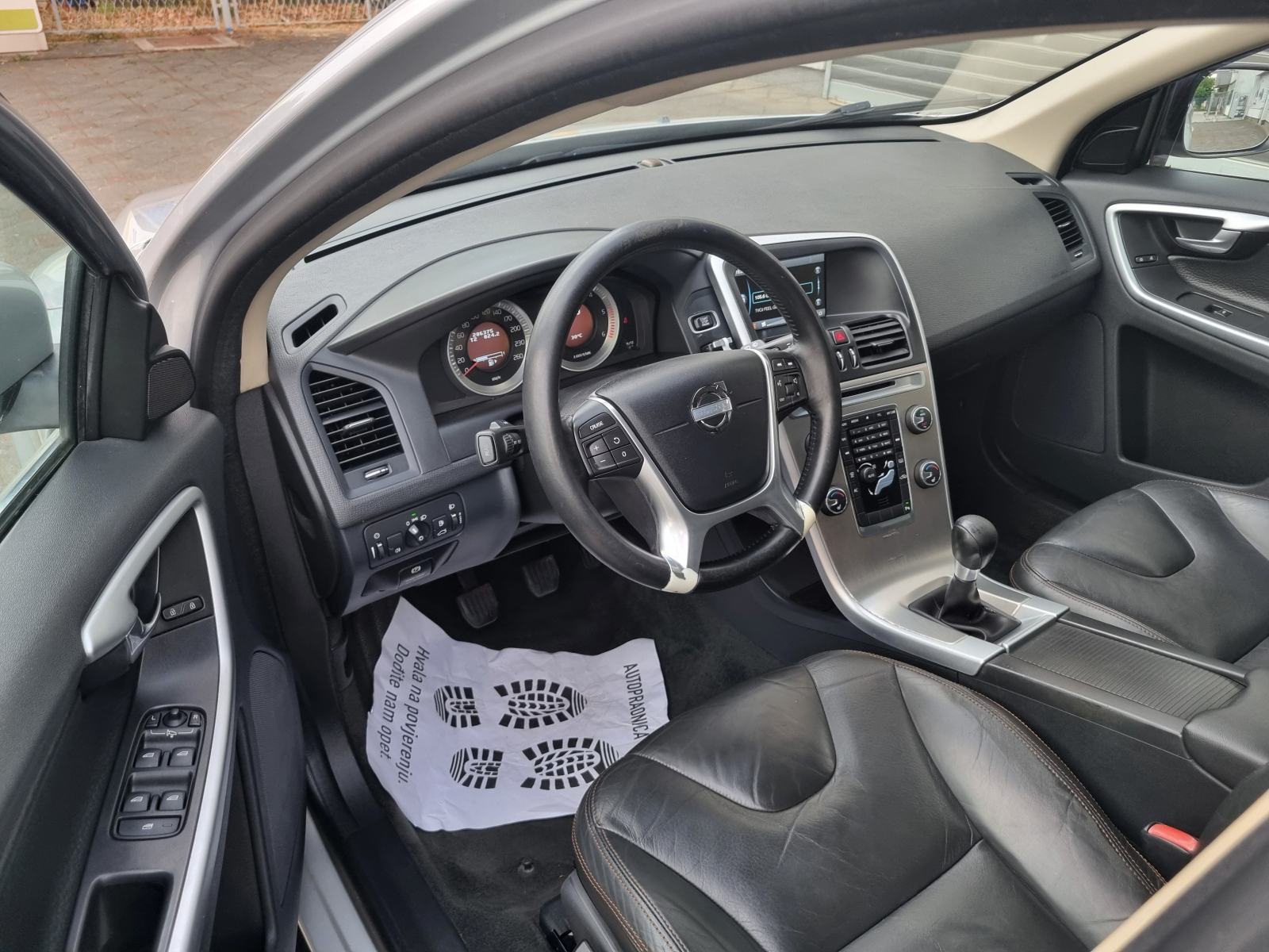 Volvo XC60 D3 -1 VL-NAVIGACIJA-PARK SENZORI-NOVE GUME-GRIJANJE SJEDALA, fotografija 12