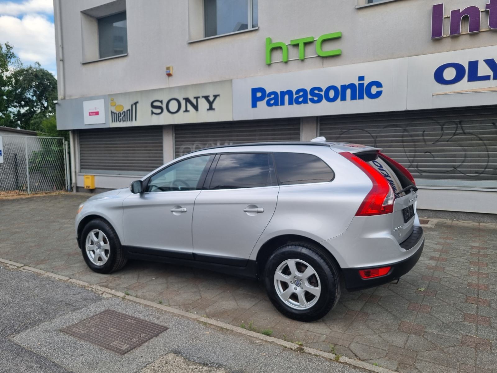 Volvo XC60 D3 -1 VL-NAVIGACIJA-PARK SENZORI-NOVE GUME-GRIJANJE SJEDALA, fotografija 9