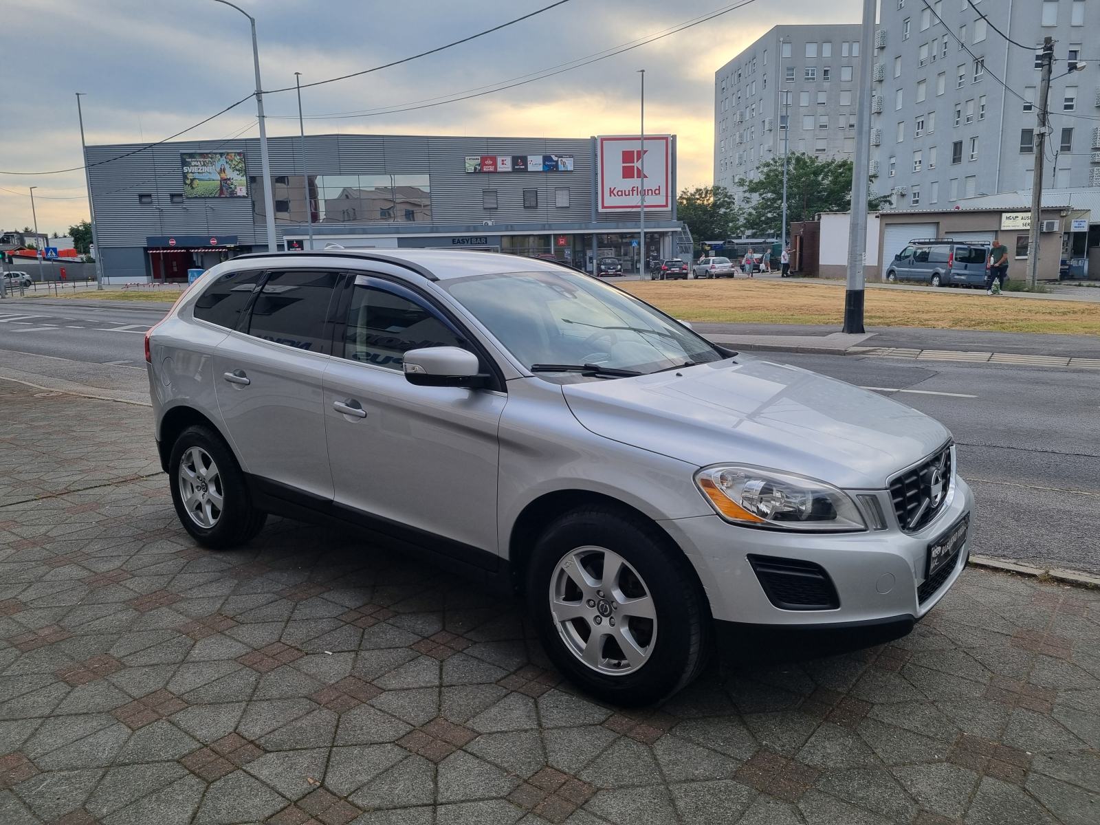 Volvo XC60 D3 -1 VL-NAVIGACIJA-PARK SENZORI-NOVE GUME-GRIJANJE SJEDALA, fotografija 5