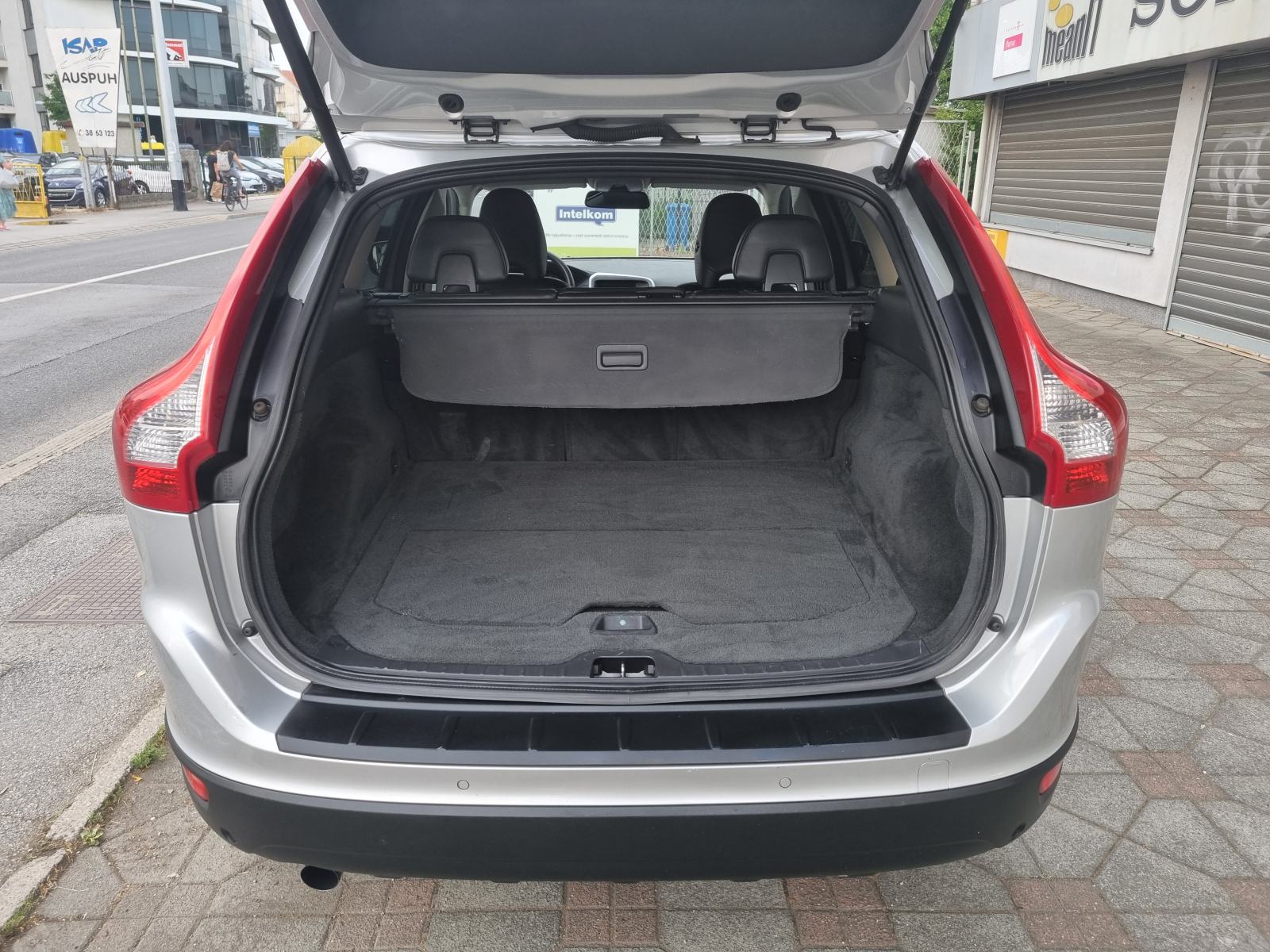 Volvo XC60 D3 -1 VL-NAVIGACIJA-PARK SENZORI-NOVE GUME-GRIJANJE SJEDALA, fotografija 8