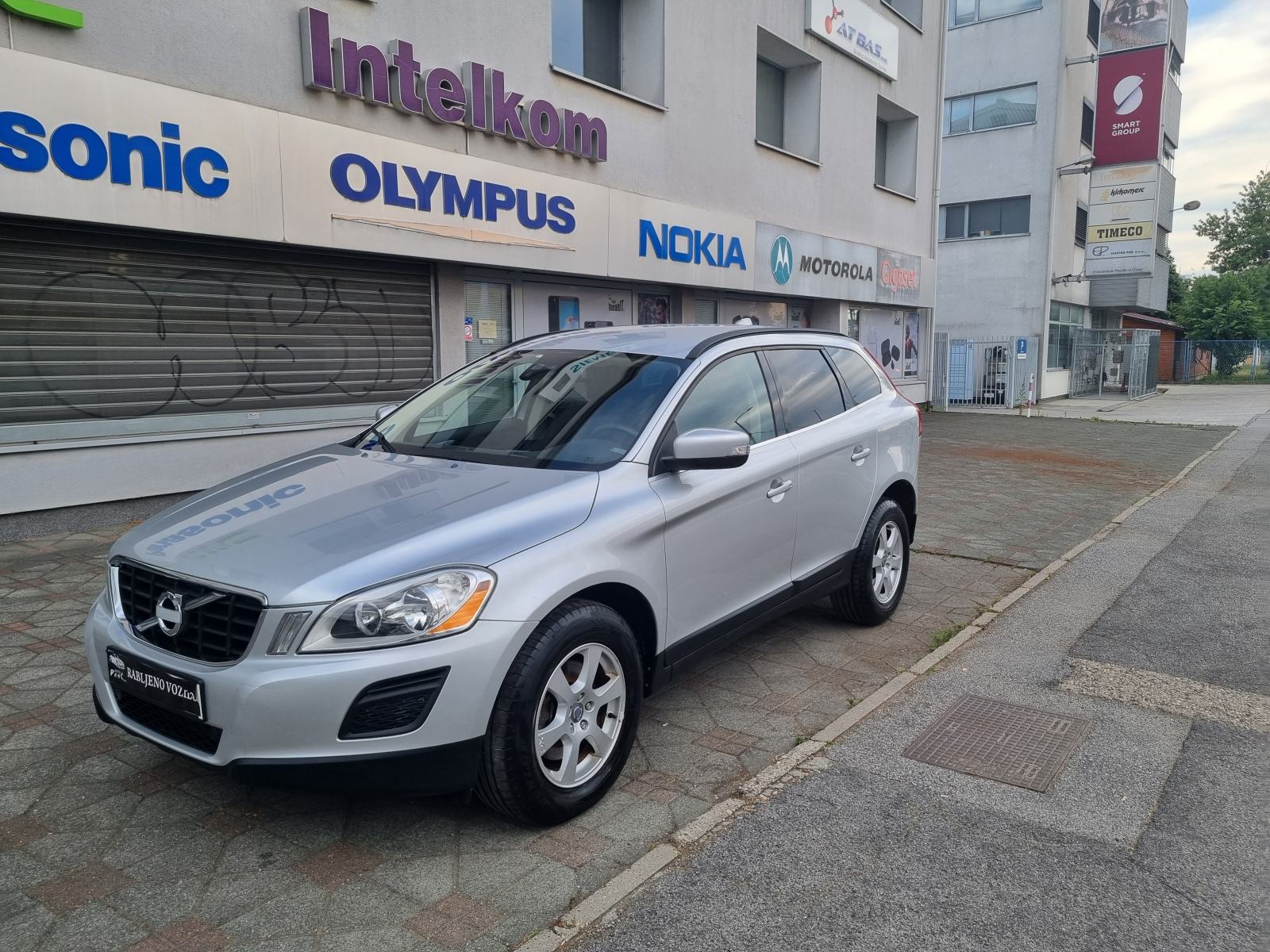 Volvo XC60 D3 -1 VL-NAVIGACIJA-PARK SENZORI-NOVE GUME-GRIJANJE SJEDALA, fotografija 2