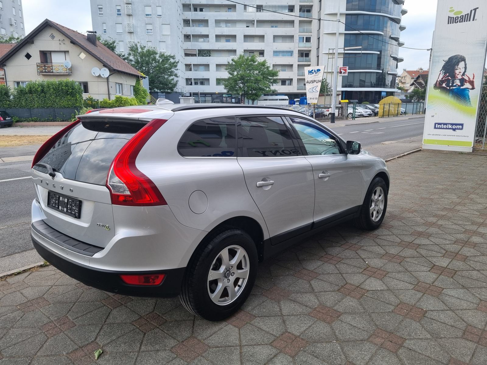 Volvo XC60 D3 -1 VL-NAVIGACIJA-PARK SENZORI-NOVE GUME-GRIJANJE SJEDALA, fotografija 6