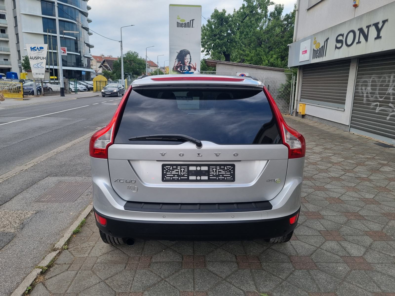 Volvo XC60 D3 -1 VL-NAVIGACIJA-PARK SENZORI-NOVE GUME-GRIJANJE SJEDALA, fotografija 7