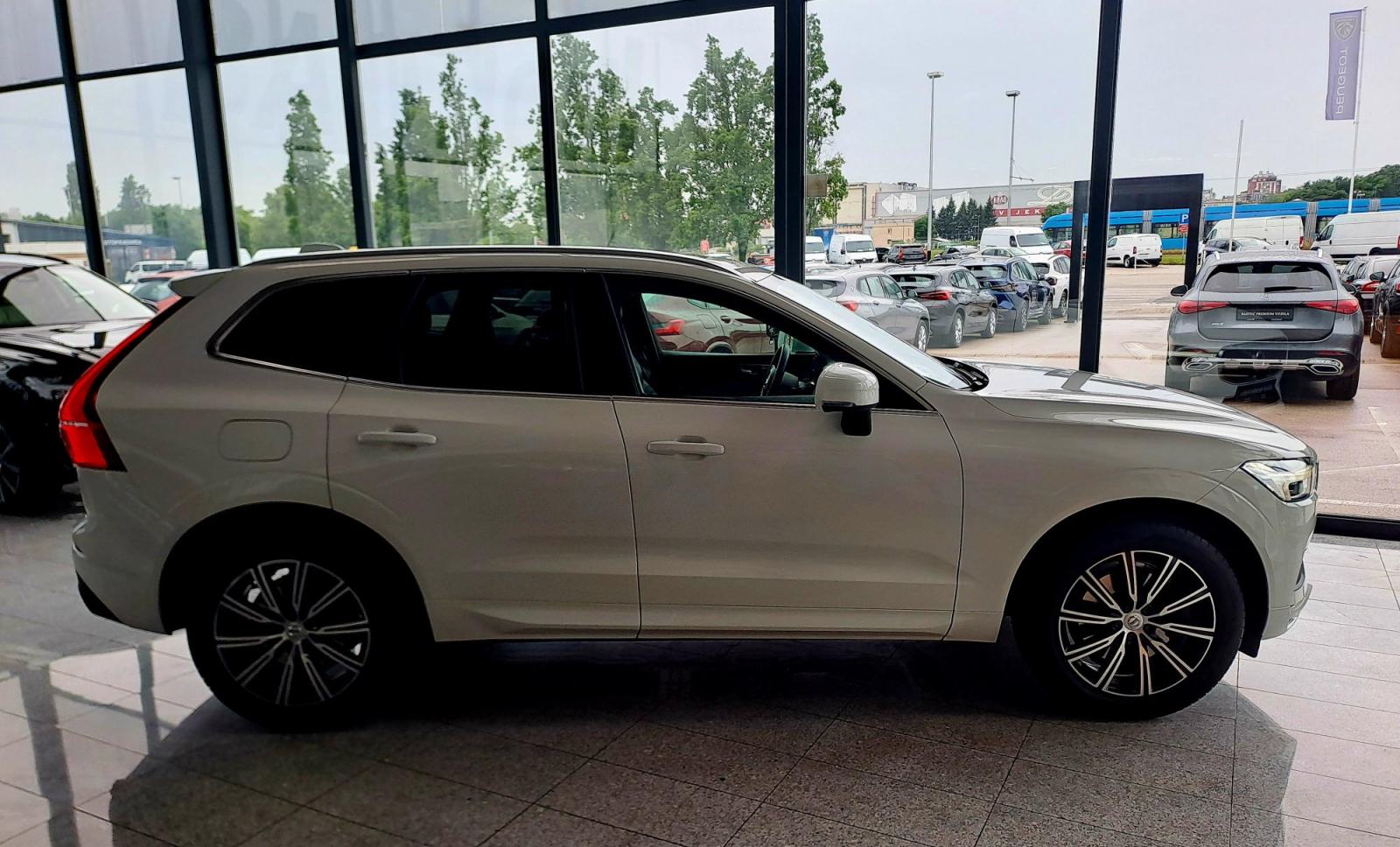 Volvo XC60 AWD D4 Aut.MOMENTUM+, fotografija 3