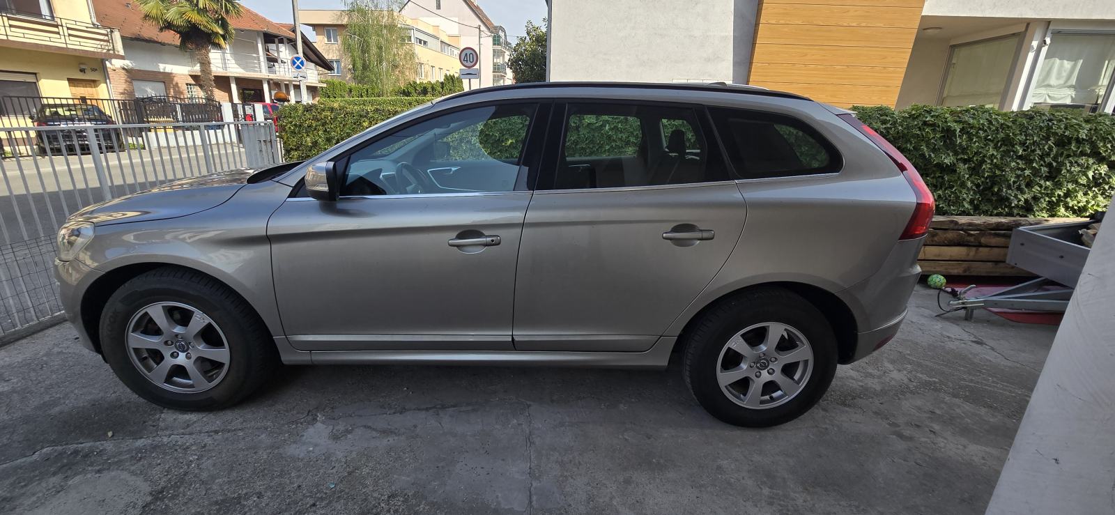 Volvo XC60 AWD D4 automatik 5 cilindara!! Reg. 4/2027., fotografija 3