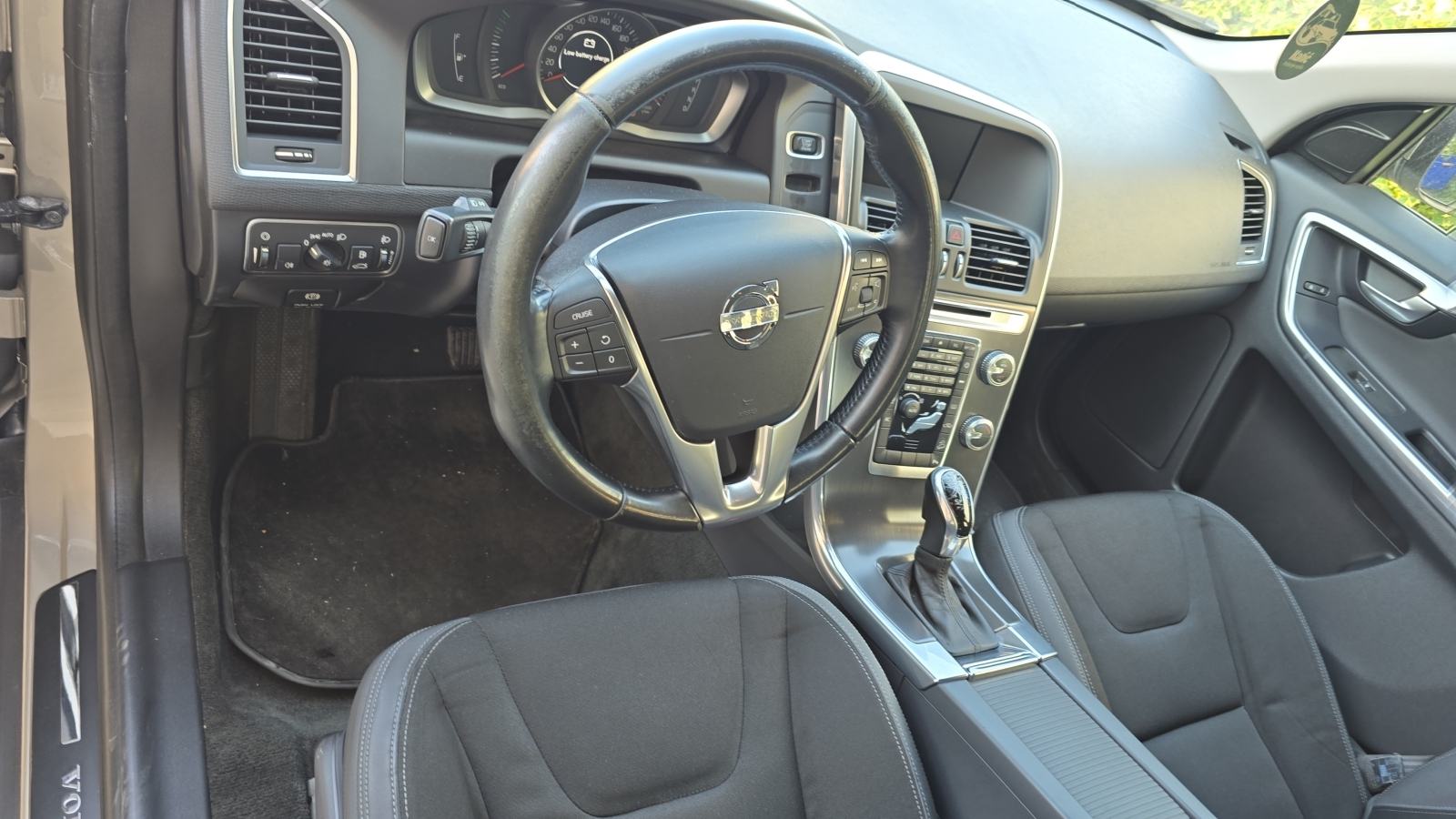 Volvo XC60 AWD D4 automatik 5 cilindara!! Reg. 4/2027., fotografija 2