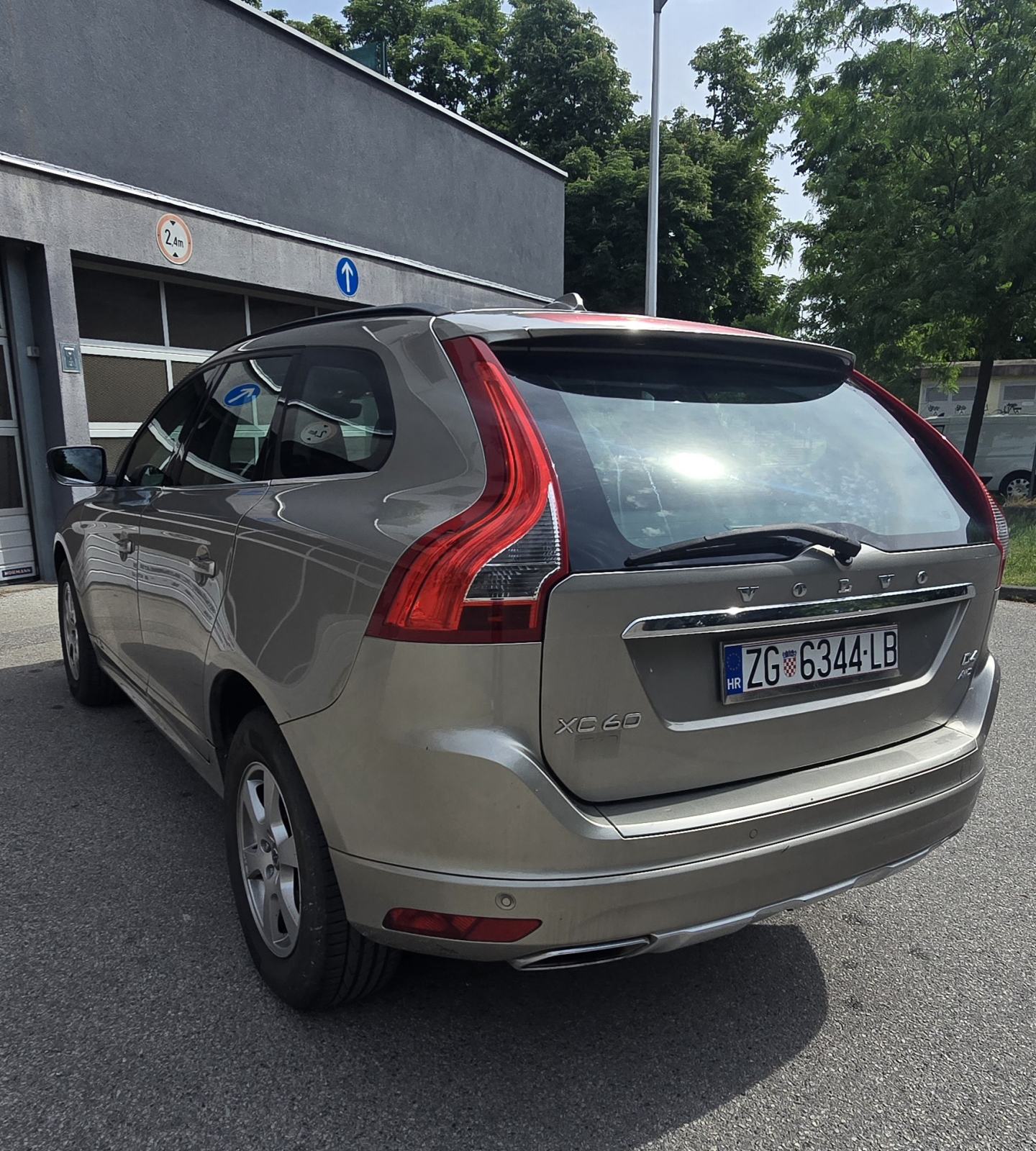 Volvo XC60 AWD D4 automatik 5 cilindara!! Reg. 4/2027., fotografija 14