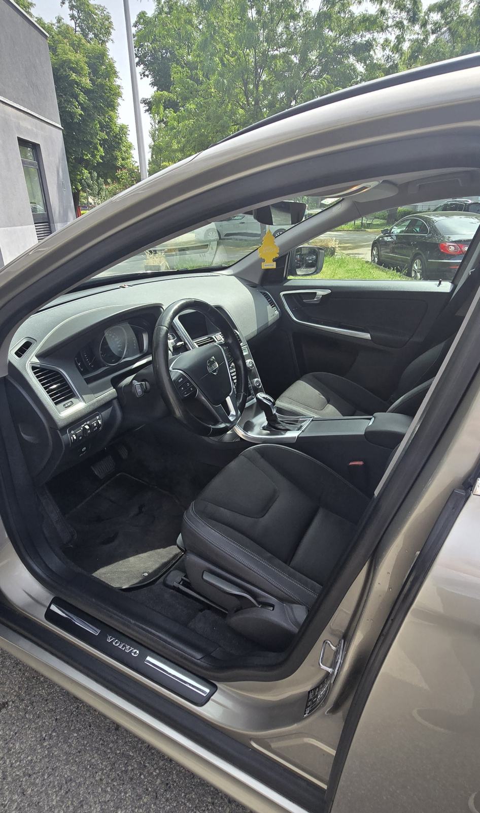 Volvo XC60 AWD D4 automatik 5 cilindara!! Reg. 4/2027., fotografija 7