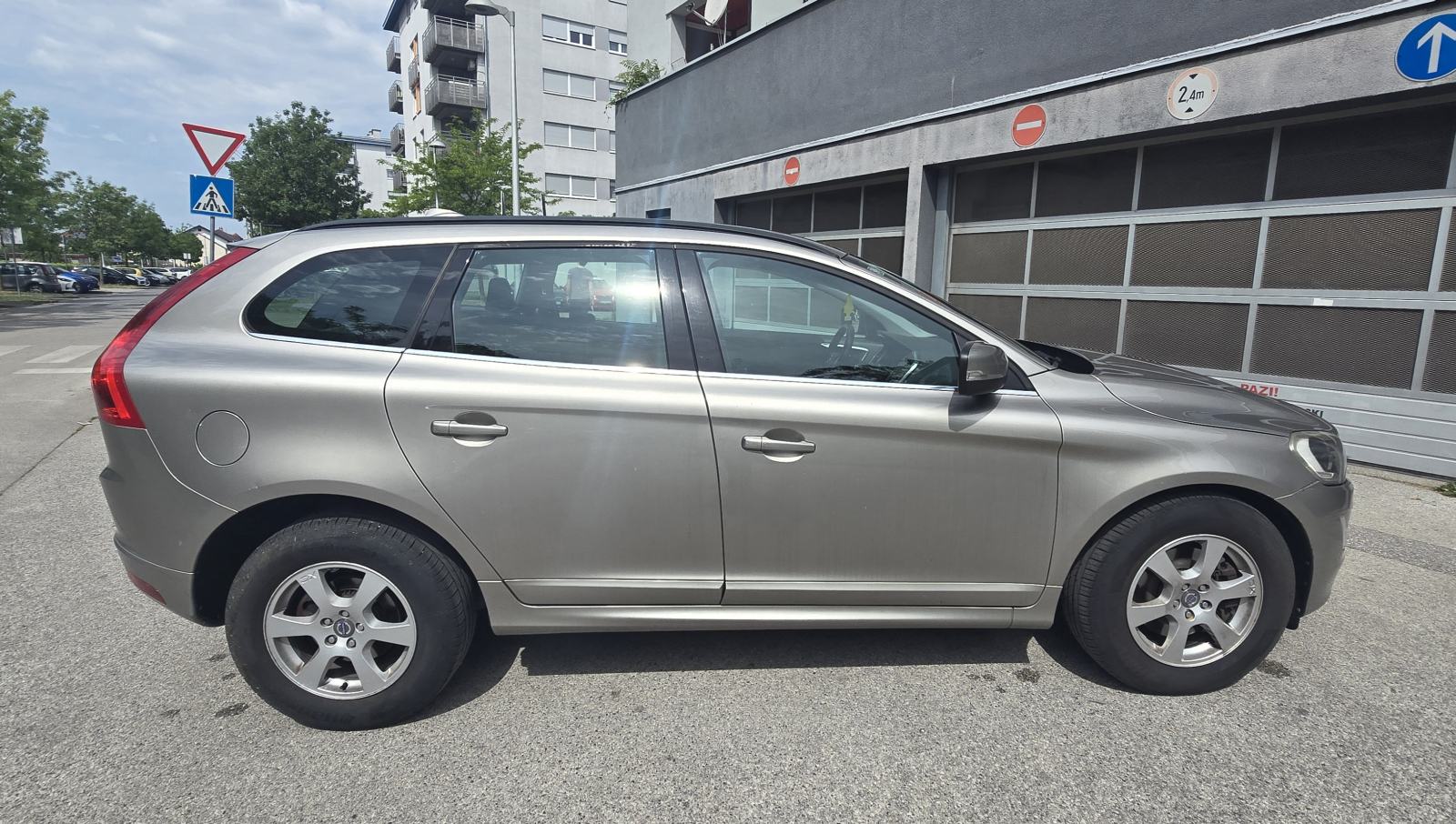 Volvo XC60 AWD D4 automatik 5 cilindara!! Reg. 4/2027., fotografija 12