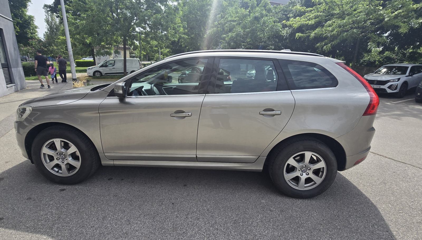 Volvo XC60 AWD D4 automatik 5 cilindara!! Reg. 4/2027., fotografija 15