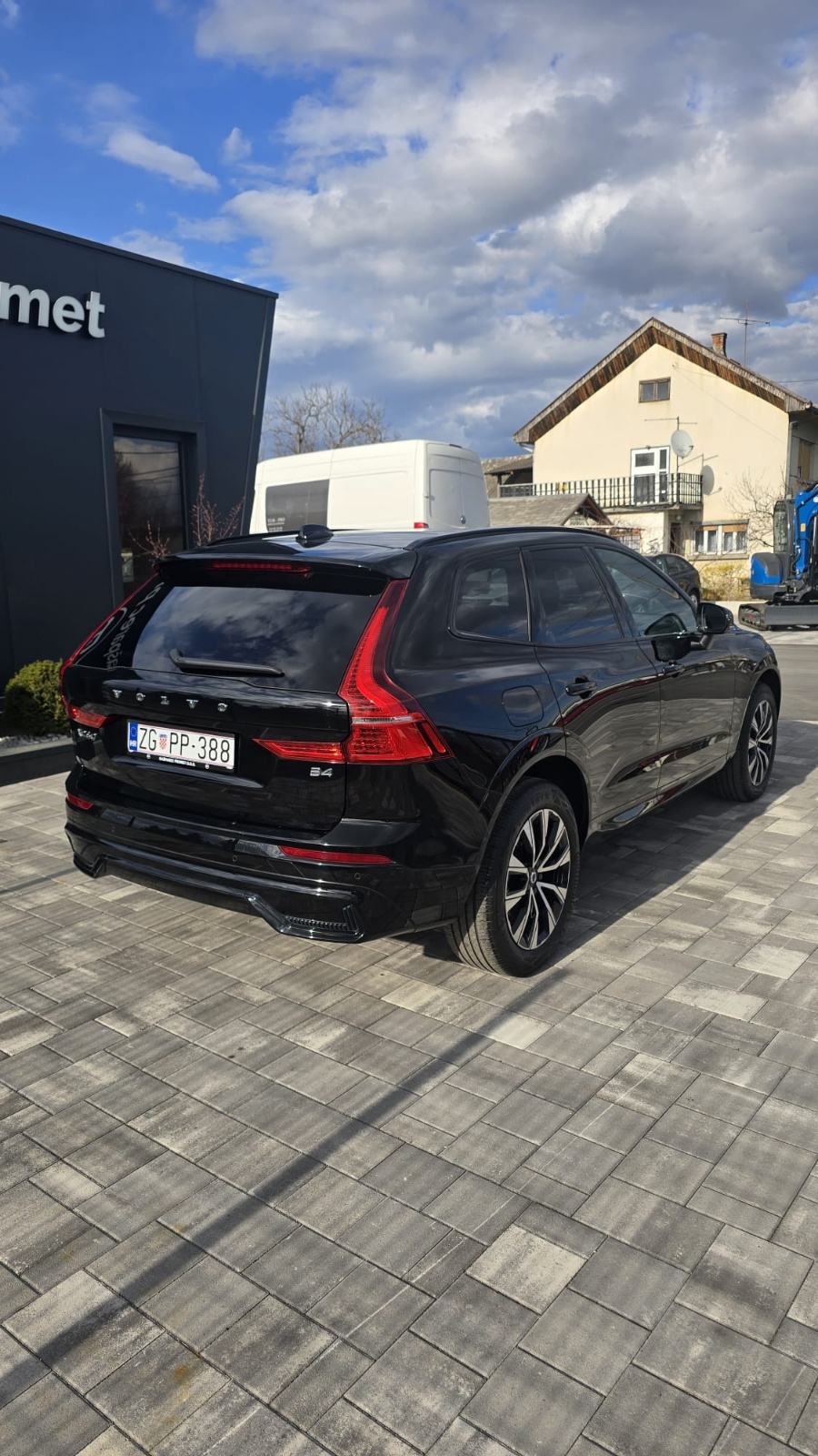 Volvo XC60 B4 automatik, fotografija 3