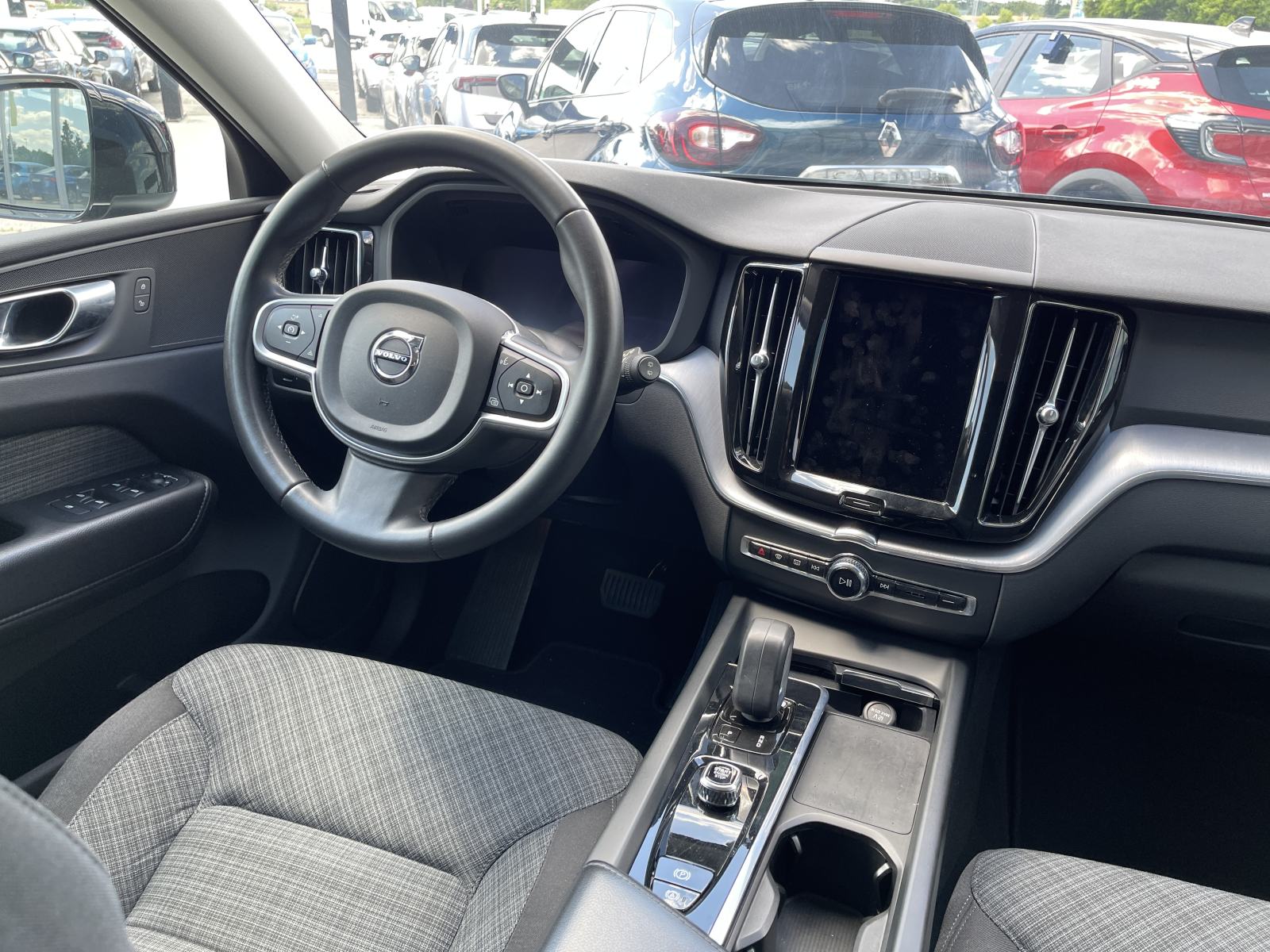Volvo XC60 B4 AWD MOMENTUM PRO AUTOMATIK, fotografija 13