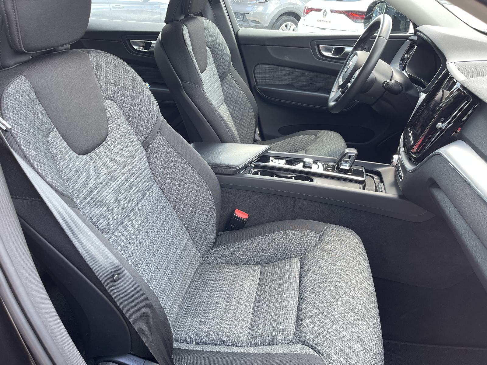 Volvo XC60 B4 AWD MOMENTUM PRO AUTOMATIK, fotografija 11