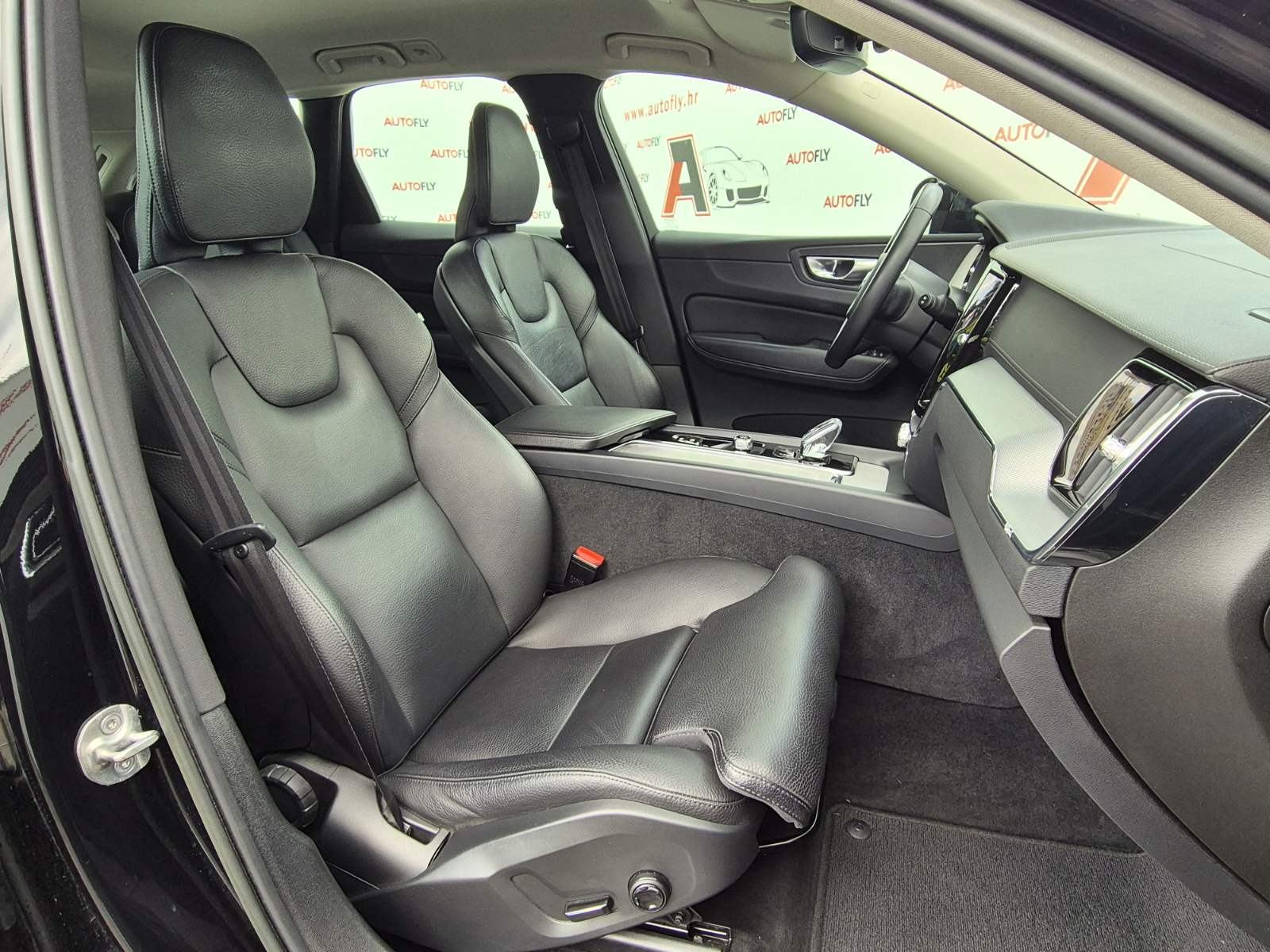 Volvo XC60 B4 AWD Momentum, Virtual, Led, Kamera, Navigacija, 19", fotografija 19