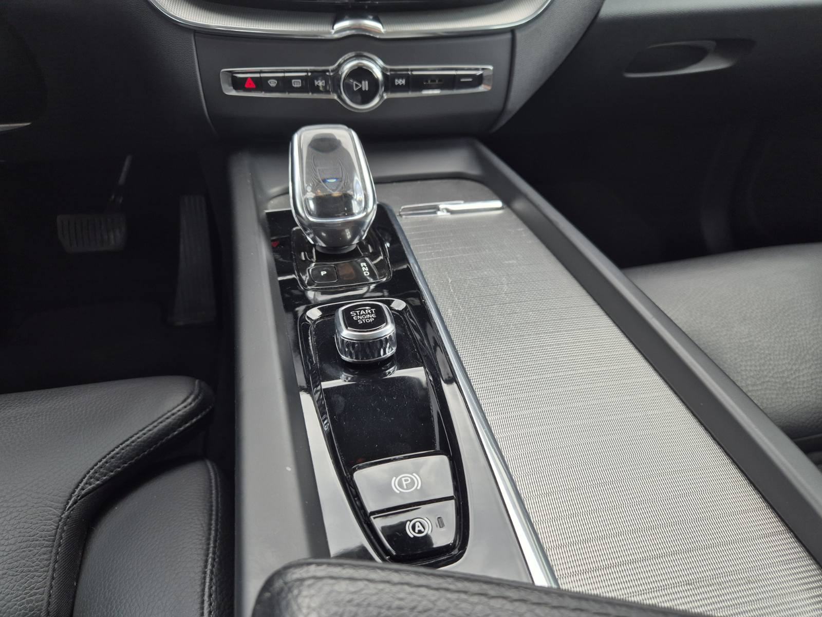 Volvo XC60 B4 AWD Momentum, Virtual, Led, Kamera, Navigacija, 19", fotografija 20