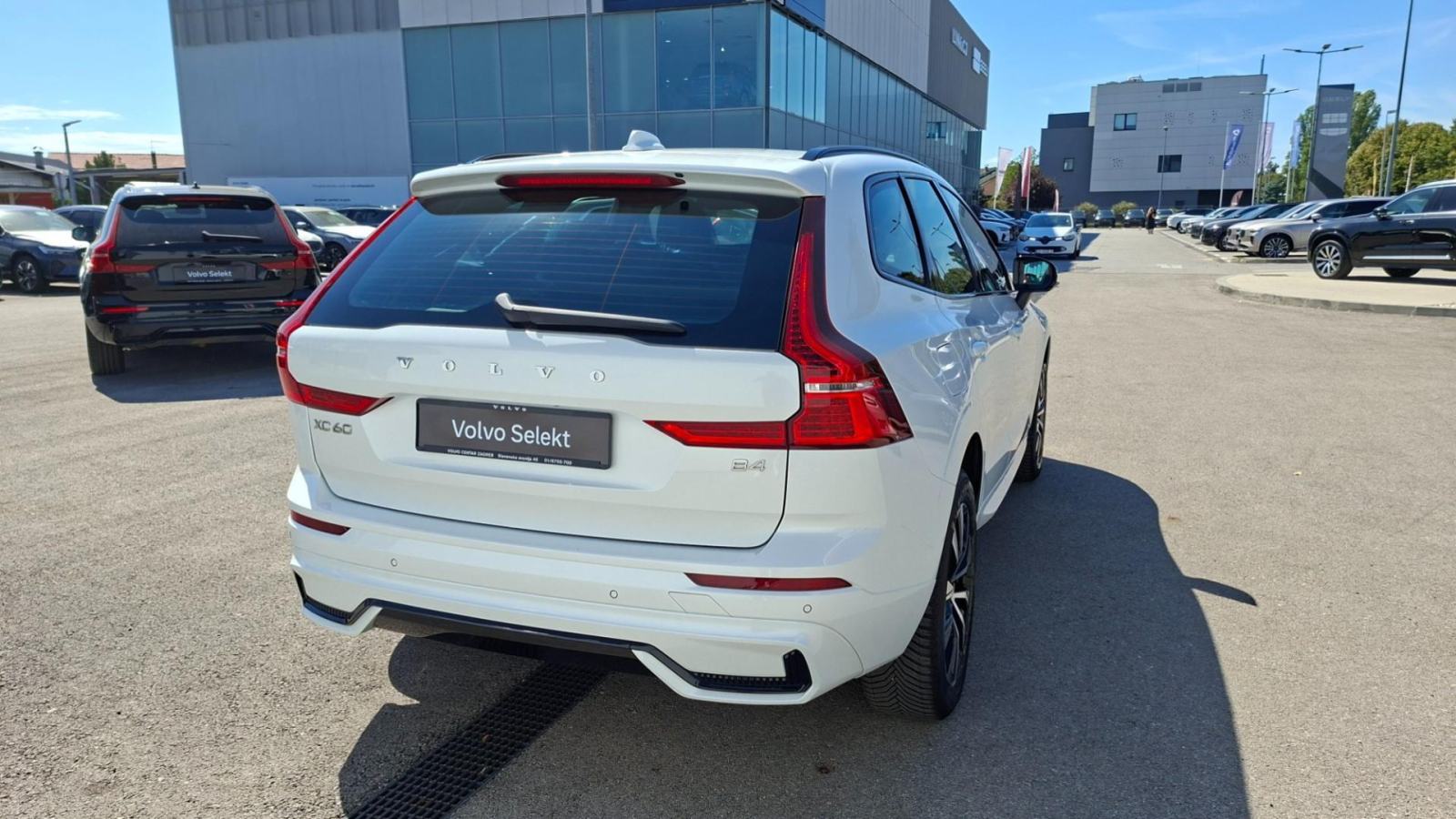 Volvo XC60 B4 AWD Plus Dark, NAV, KAMERA, TEMPOMAT, JAMSTVO, fotografija 7