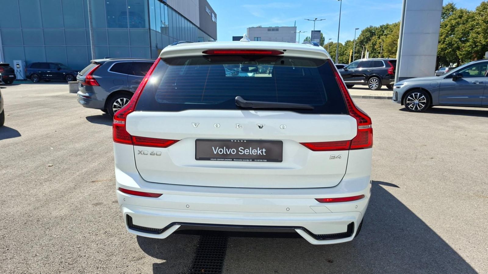 Volvo XC60 B4 AWD Plus Dark, NAV, KAMERA, TEMPOMAT, JAMSTVO, fotografija 8