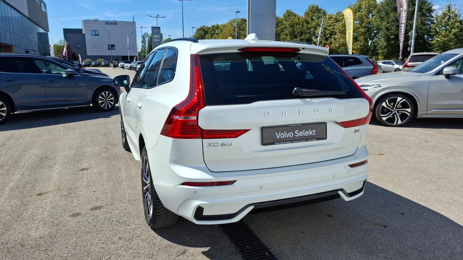 Volvo XC60 B4 AWD Plus Dark, NAV, KAMERA, TEMPOMAT, JAMSTVO, fotografija 9