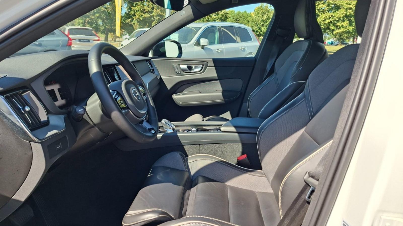 Volvo XC60 B4 AWD Plus Dark, NAV, KAMERA, TEMPOMAT, JAMSTVO, fotografija 15