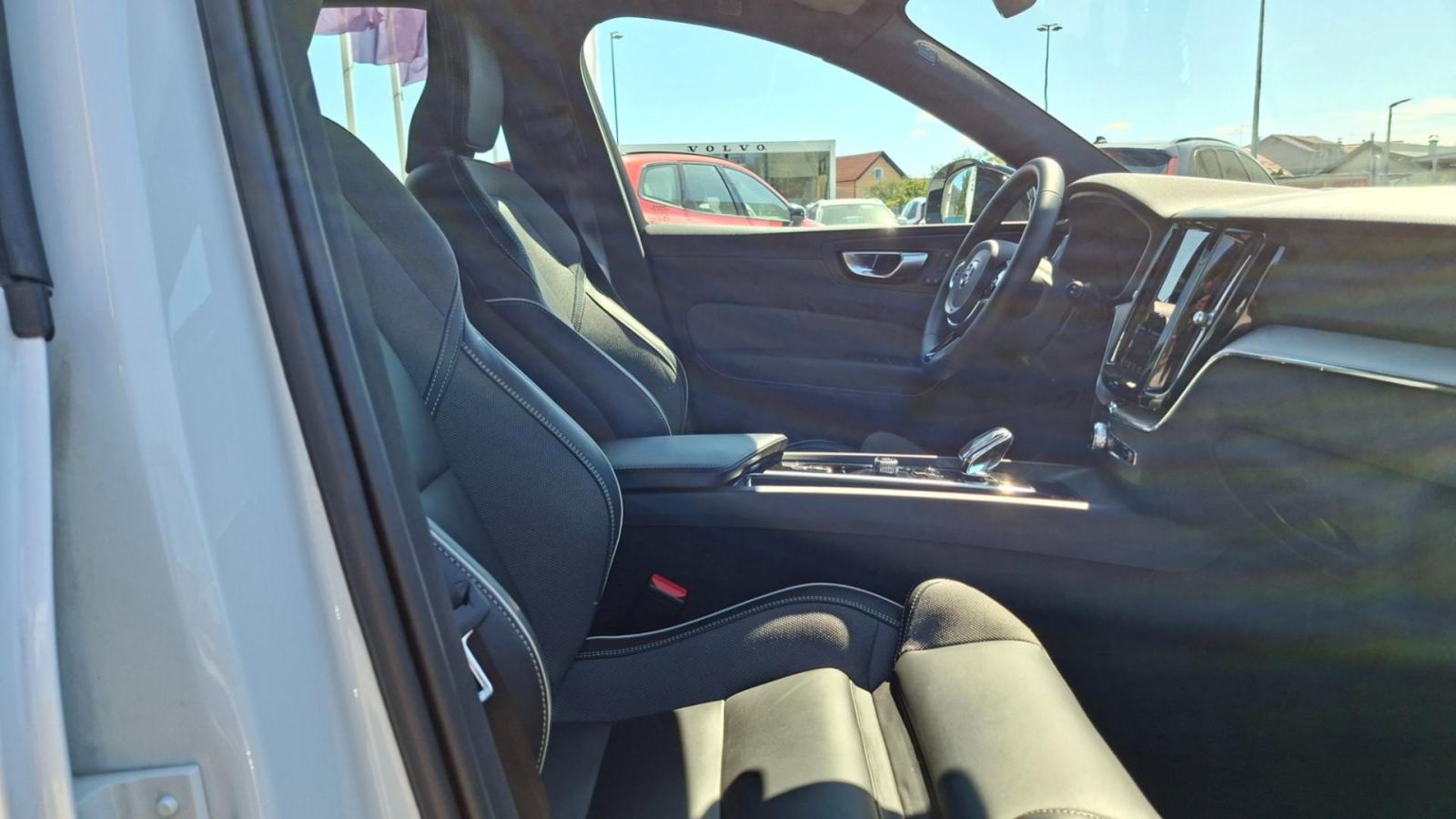 Volvo XC60 B4 AWD Plus Dark, NAV, KAMERA, TEMPOMAT, JAMSTVO, fotografija 17