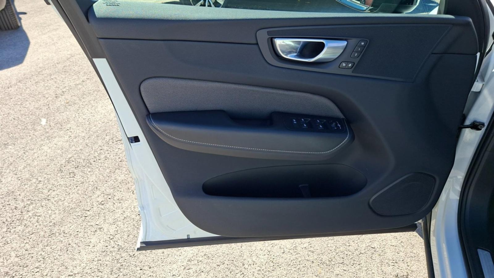 Volvo XC60 B4 AWD Plus Dark, NAV, KAMERA, TEMPOMAT, JAMSTVO, fotografija 19