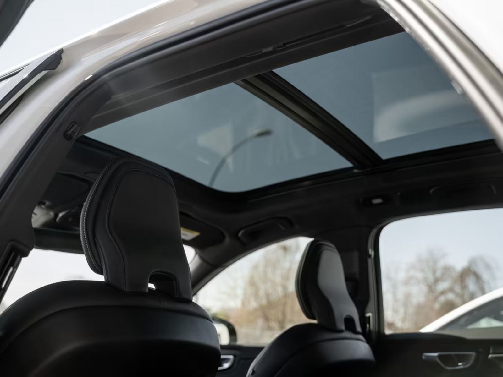 Volvo XC60 B4 AWD Plus Dark, fotografija 5