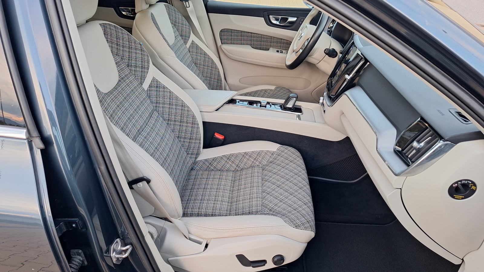 Volvo XC60 B4 (diesel) BUSINESS, AUTOMATIK, AWD, NAVI, LED, KAMERA, fotografija 15