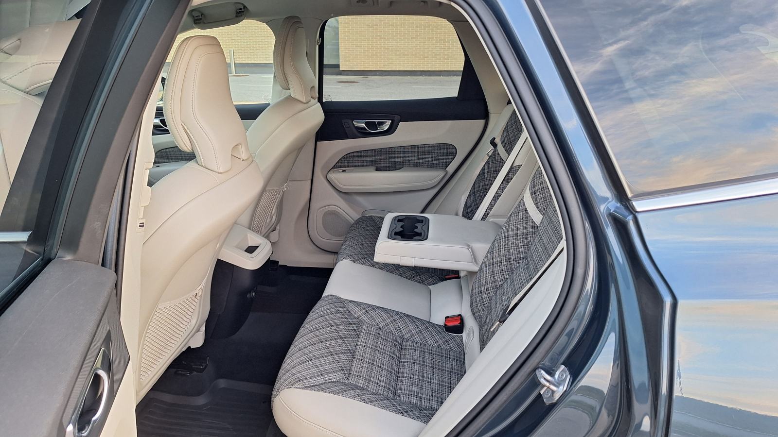 Volvo XC60 B4 (diesel) BUSINESS, AUTOMATIK, AWD, NAVI, LED, KAMERA, fotografija 16
