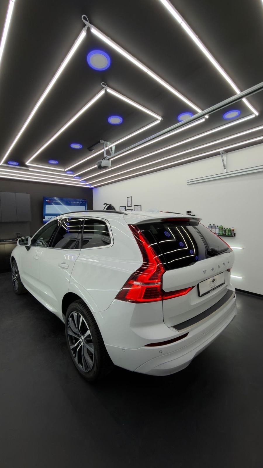 Volvo XC60 B4 DieseI°MOMENTUM PRO°PANO°KAM 360°GRIJANJE SJ°U PDVU°, fotografija 4