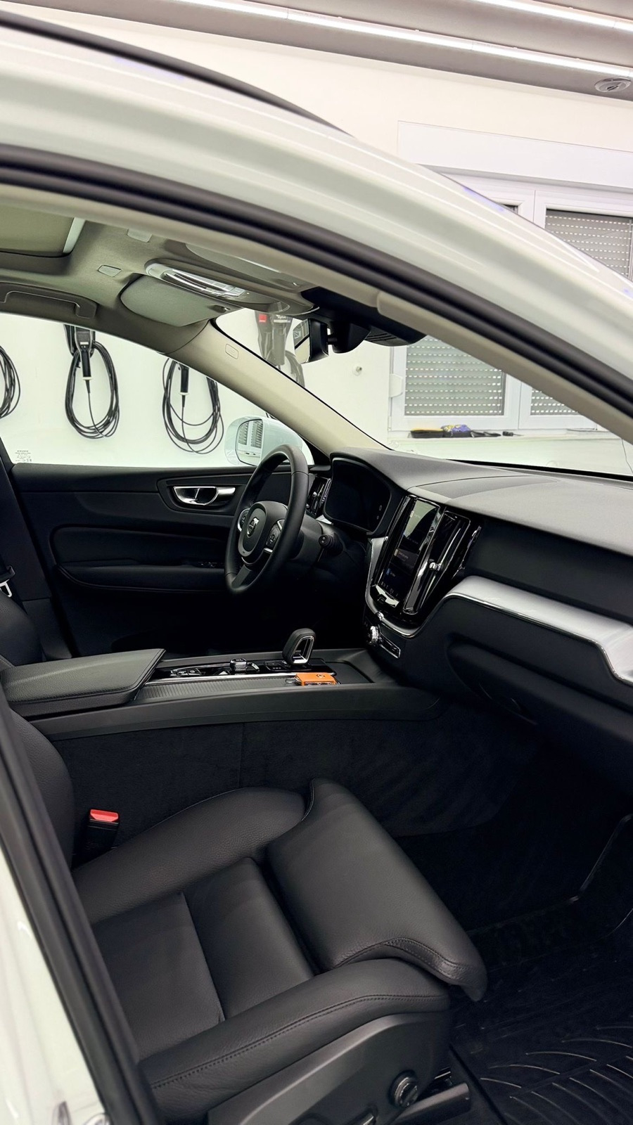 Volvo XC60 B4 DieseI°MOMENTUM PRO°PANO°KAM 360°GRIJANJE SJ°U PDVU°, fotografija 10
