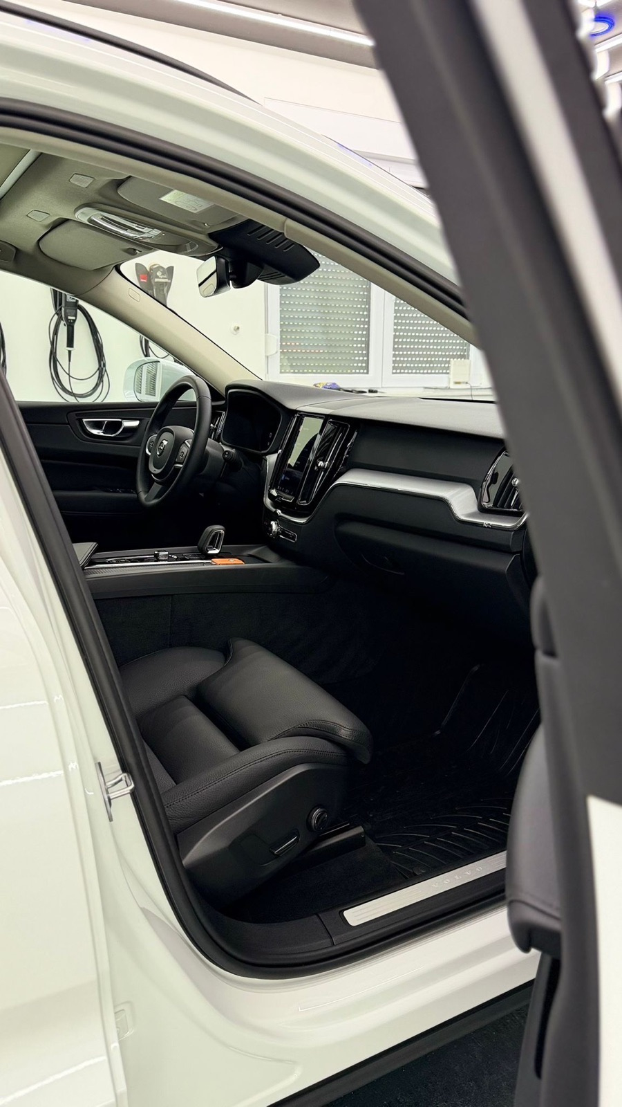 Volvo XC60 B4 DieseI°MOMENTUM PRO°PANO°KAM 360°GRIJANJE SJ°U PDVU°, fotografija 11