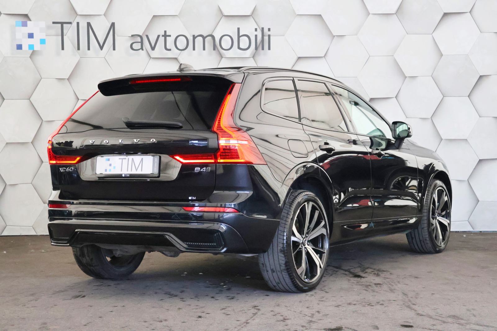 Volvo XC60 B4D 2.0d AWD Geartonic R-Design DARK Plus 197KS PANORAMA, fotografija 3