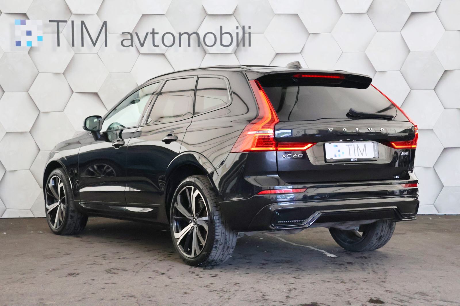 Volvo XC60 B4D 2.0d AWD Geartonic R-Design DARK Plus 197KS PANORAMA, fotografija 4