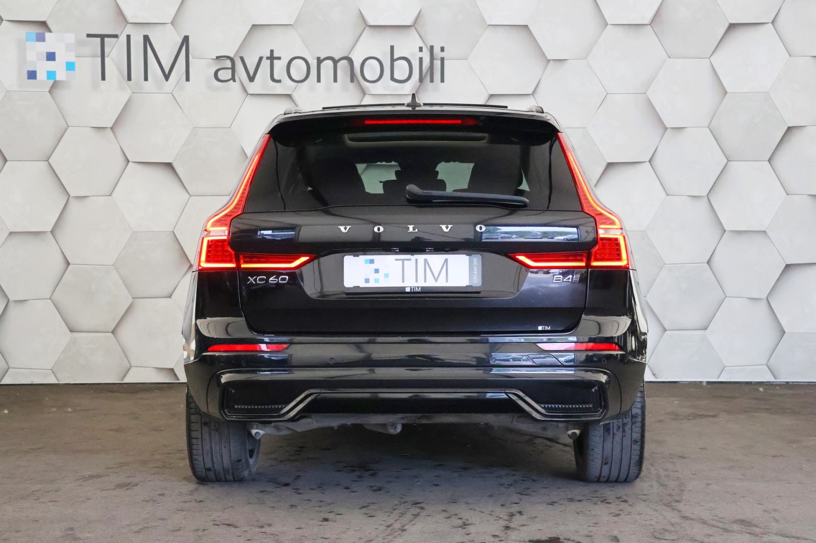 Volvo XC60 B4D 2.0d AWD Geartonic R-Design DARK Plus 197KS PANORAMA, fotografija 6