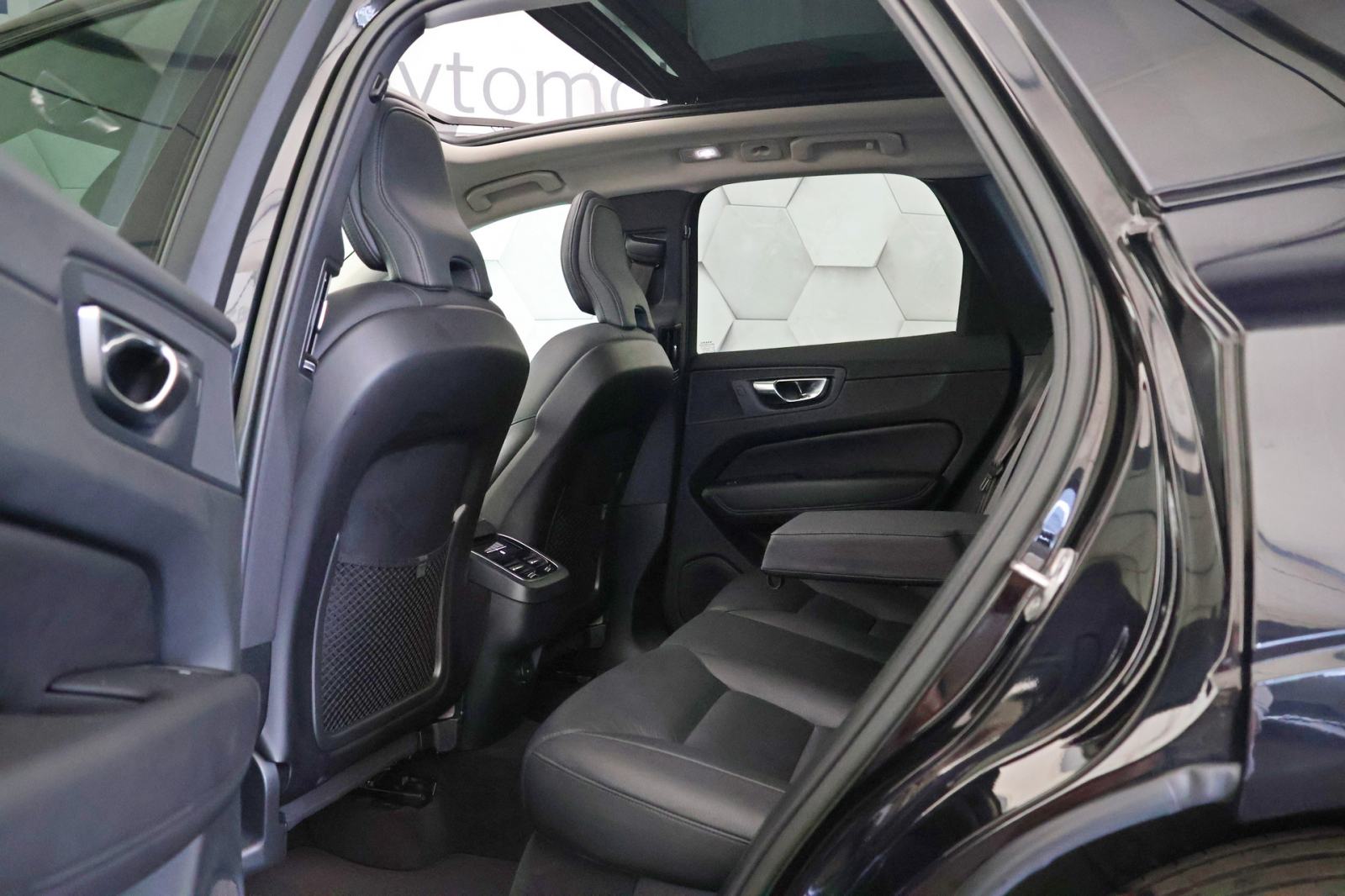 Volvo XC60 B4D 2.0d AWD Geartonic R-Design DARK Plus 197KS PANORAMA, fotografija 10