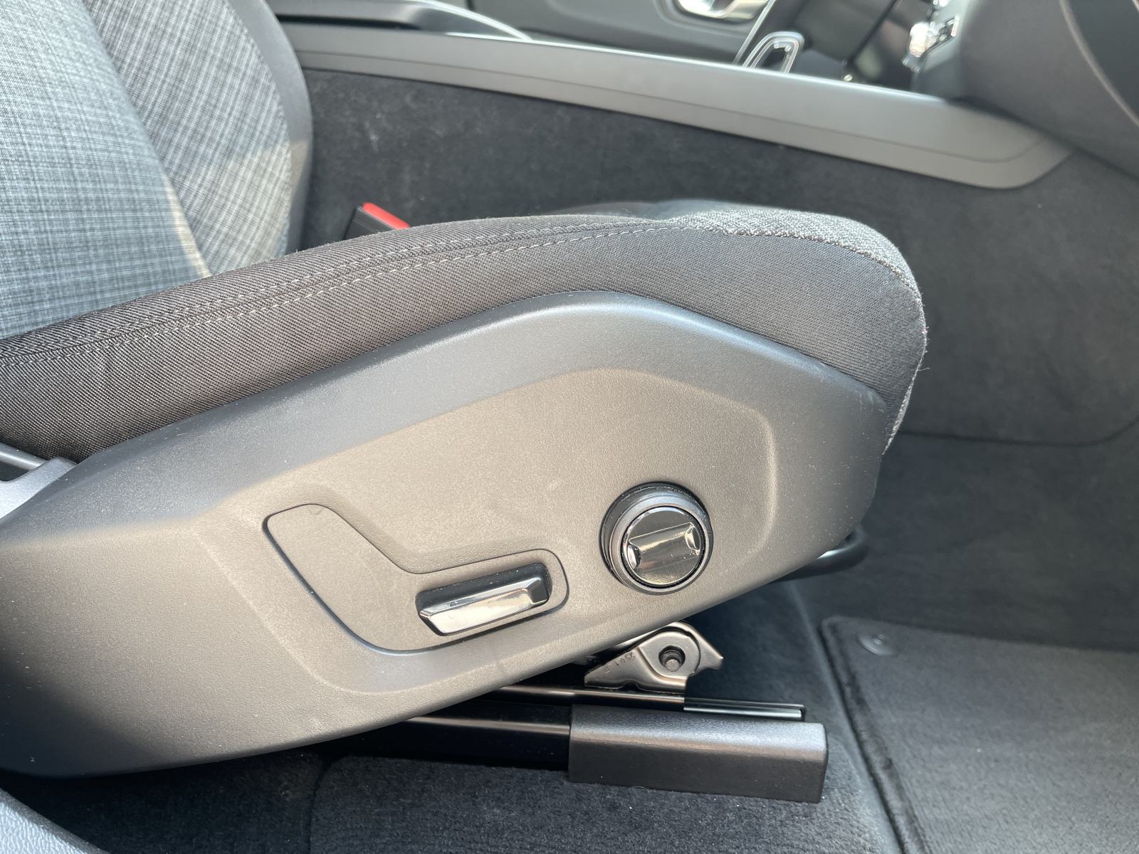 Volvo XC60 B5 AWD CORE, fotografija 17